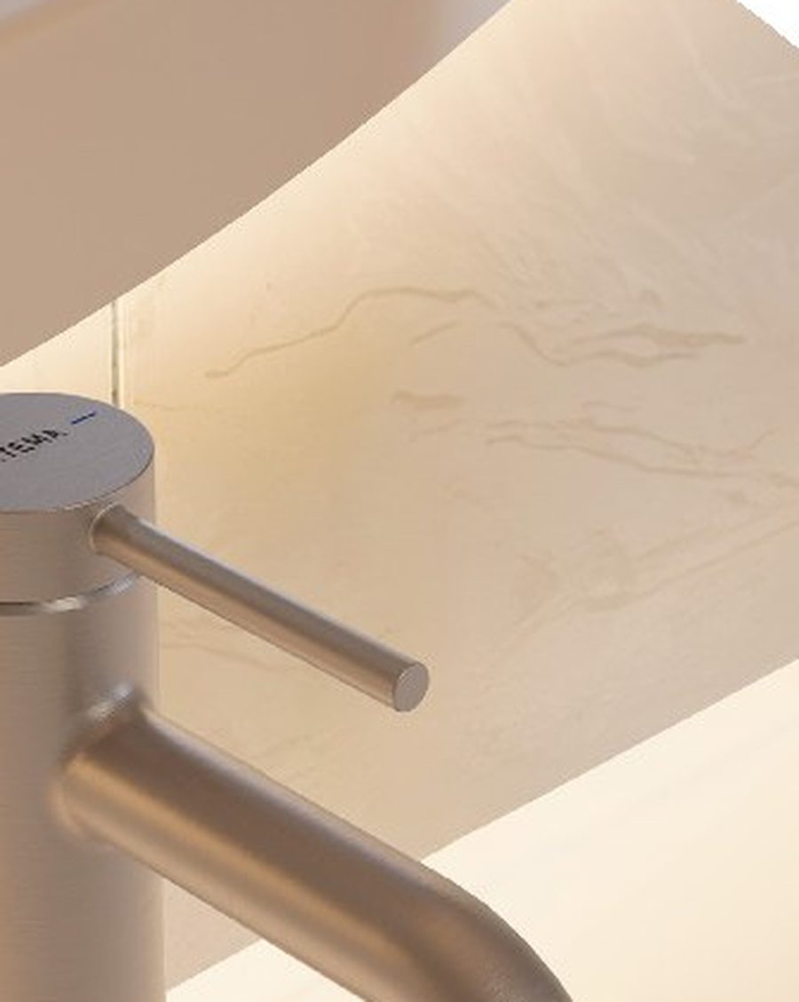 Fırçalanmış kaplamalı lavabo bataryası yakın plan