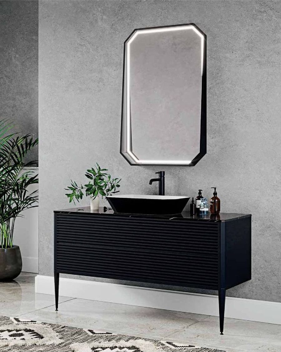 Siyah fitilli ayaklı banyo mobilyası ve sekizgen aydınlatmalı ayna