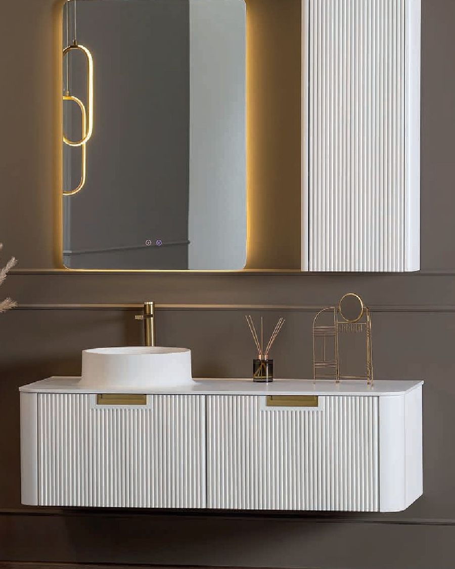 Açık renk fitilli askılı banyo dolabı ve aydınlatmalı üst dolap