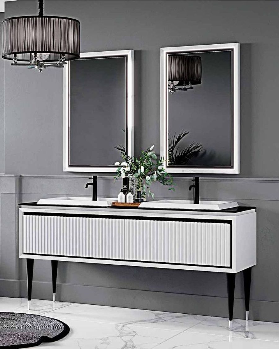 Çift lavabolu geniş banyo mobilyası ve ikiz aydınlatmalı aynalar