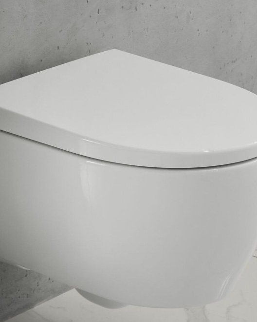 Beton duvar ve mermer zeminli geniş banyoda asma klozet